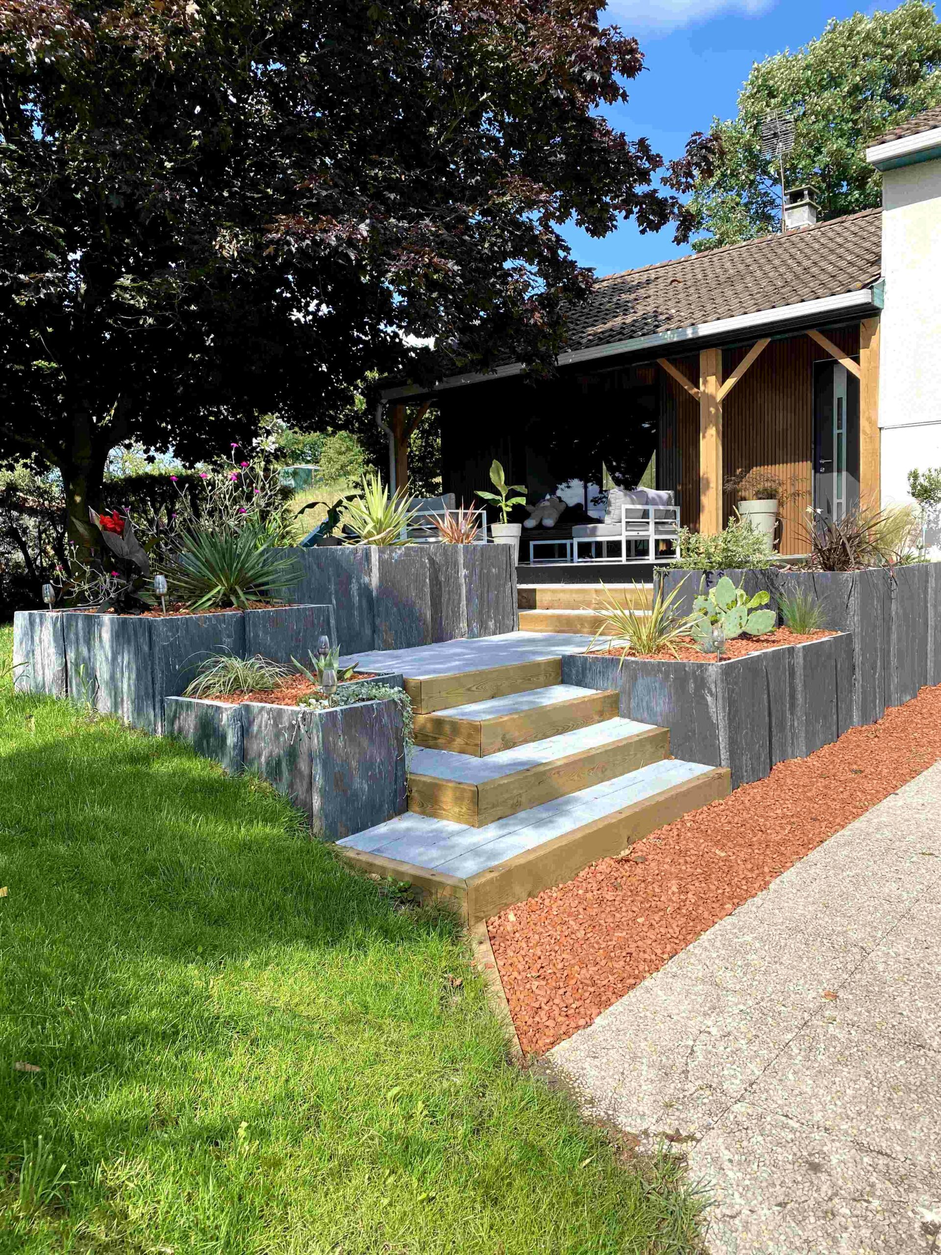allée de jardin et murets